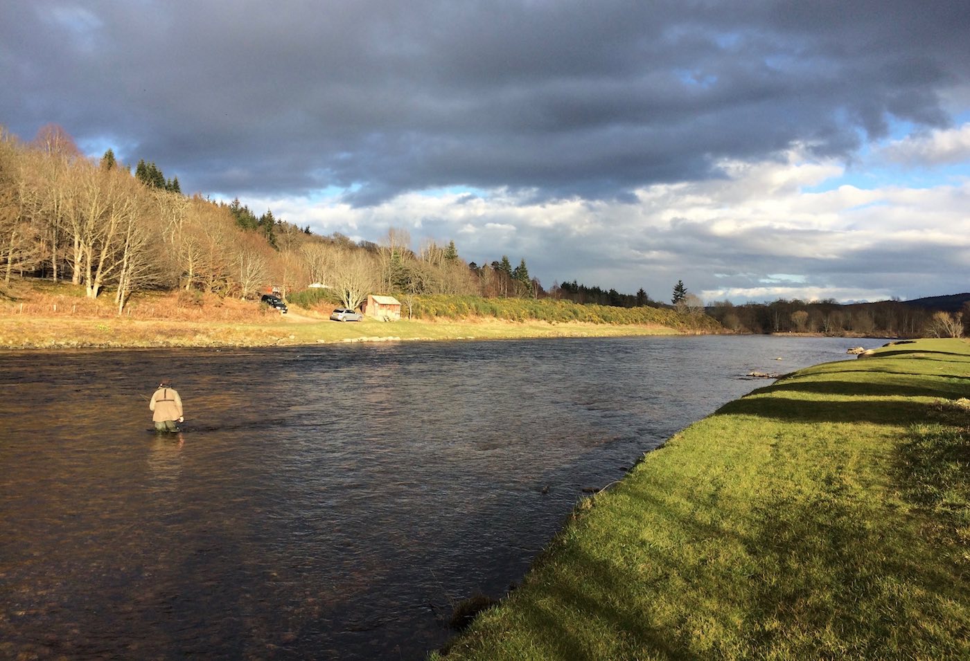 River Dee Tilquhillie Salmon Beat is located close to the Aberdeenshire town of Banchory. This is a superb fly fishing area of the River Dee for salmon fishing trip guests.