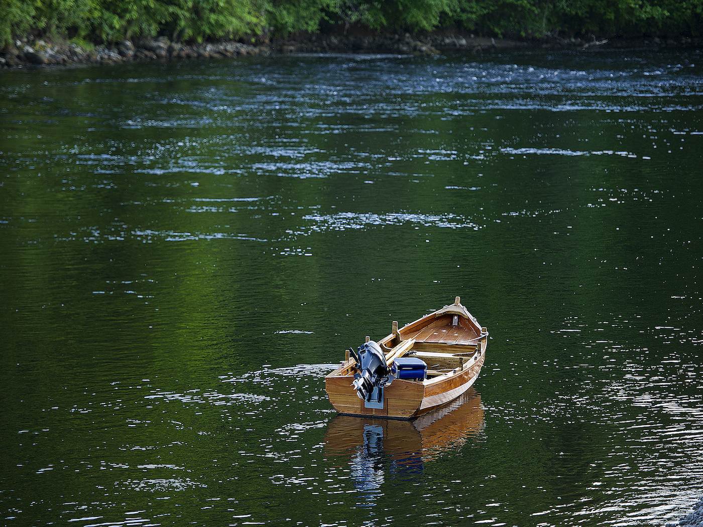 This is a hand built 16ft River Tay 'coble' boat which are constructed from larch & oak by master boat builder John Ferguson who's based in Stanley in Perthshire. These beautiful river salmon fishing boats are a pleasure to use as a professional salmon guide and open up multi faceted fishing applications in addition to the normal fishing tactics deployed from the riverbanks.