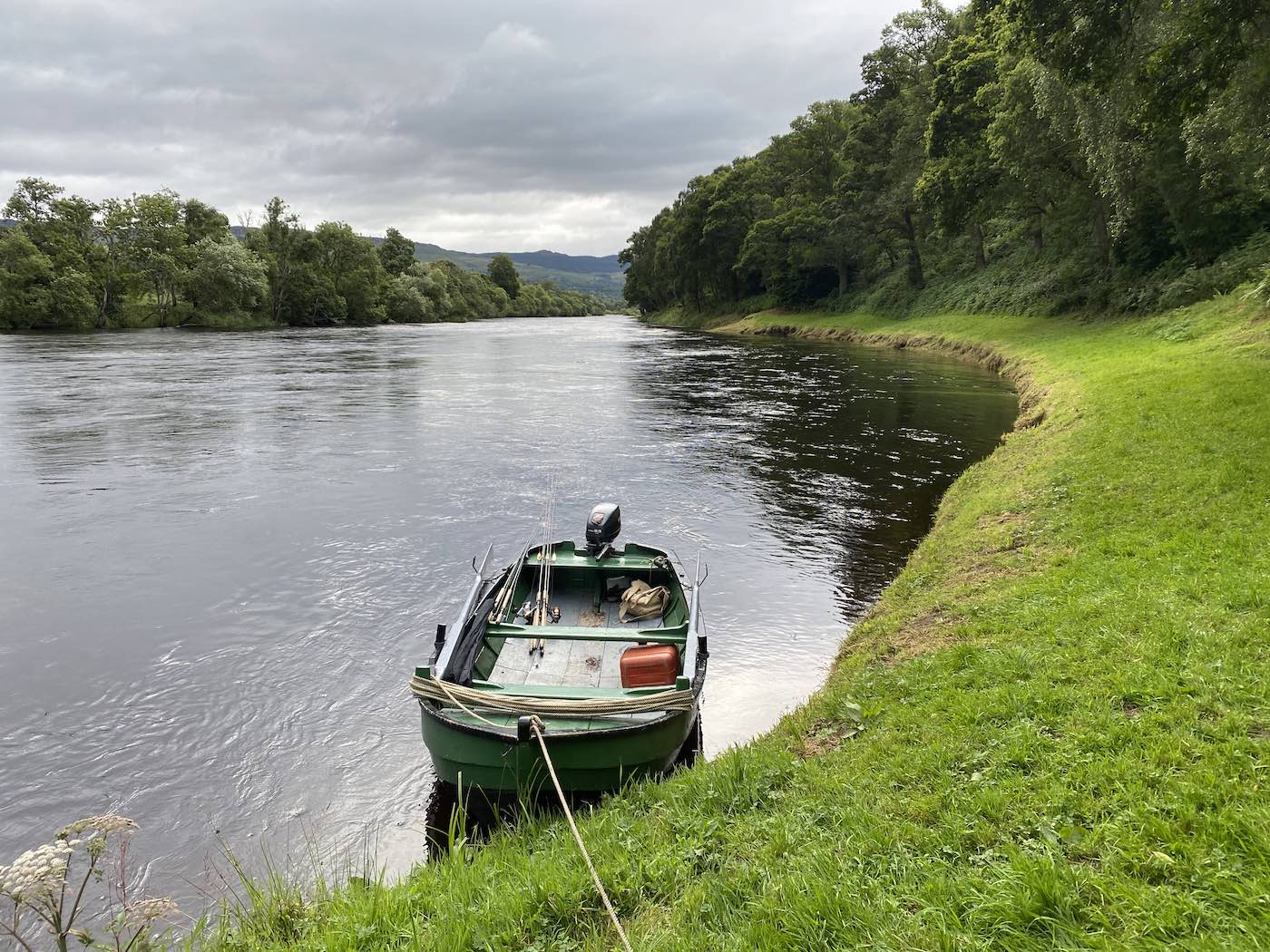 Here's a downstream shot taken in front of the Upper Kinnaird Beat salmon fishing hut on the River Tay. This lovely Tay salmon beat is located directly upstream of the Tummel Tay confluence and is a fantastic salmon beat for a quality River Tay fly fishing experience. The salmon pool 50 yards downstream of the boat id called Daffodil Lie and is marked with a big bunch of daffodils which appear each Spring when the pool fishes its best.