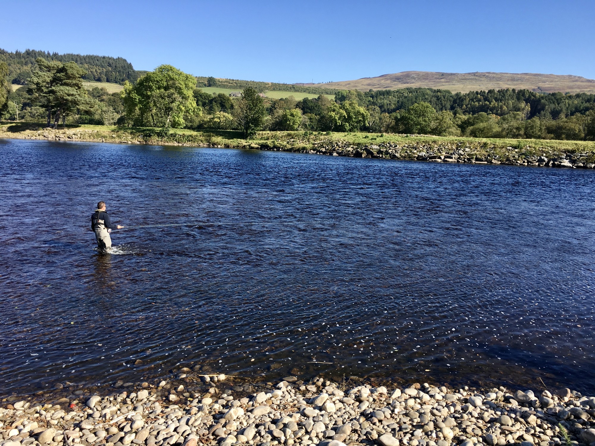 This is the neck of the famous Ash Tree Pool on the Lower Kinnaird salmon beat which has a lovely fly fishing stream that you can see where many salmon hold up during late Spring through to early Autumn each year. This side of the river is the easiest side to fish from and this salmon fishing trip guest was accompanied by his professional salmon guide.