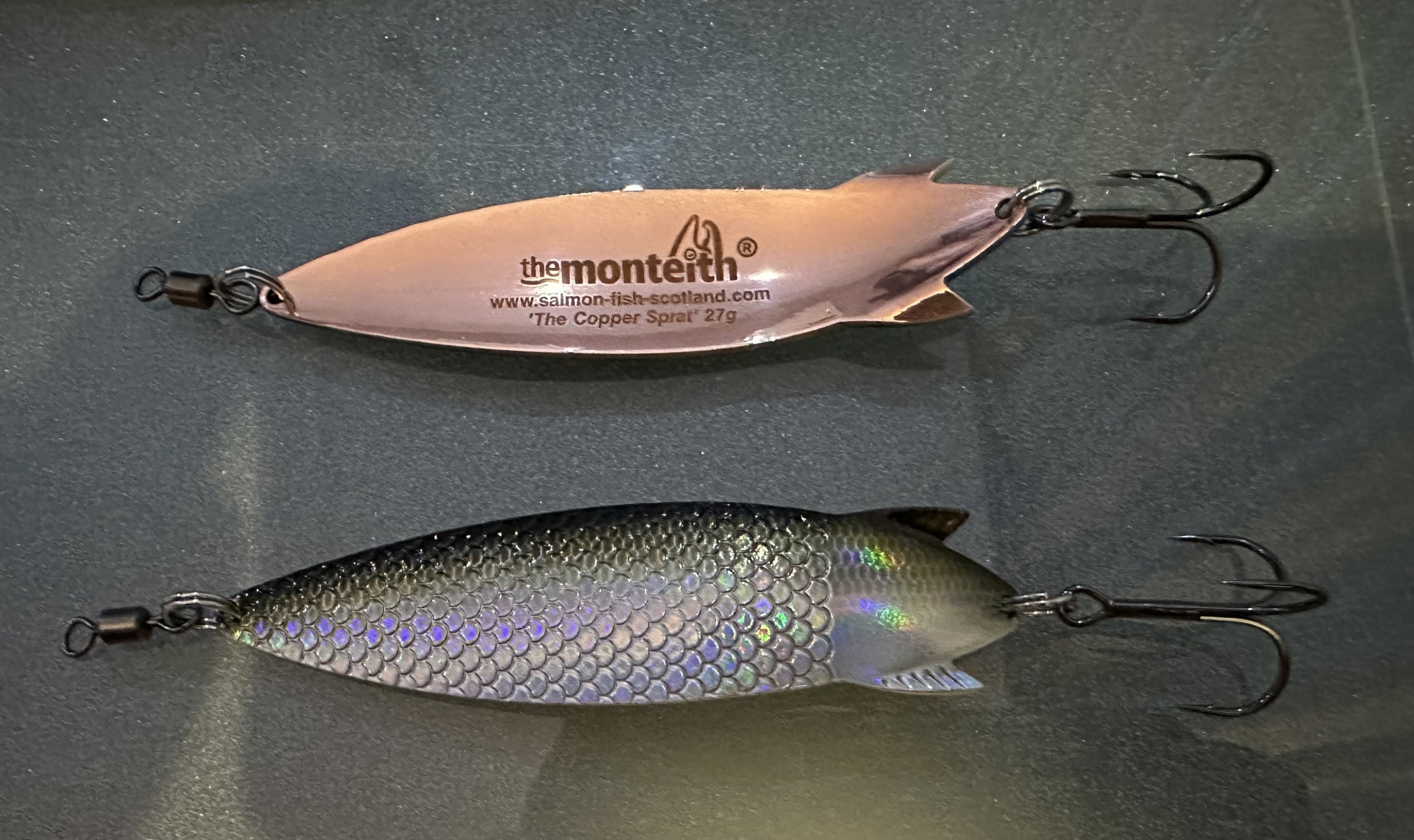 This is a perfectly thought out salmon spin fishing lure colour combination. A North Sea sprat forms an important part of the Atlantic salmon's diet combined with copper which has always been the most consistent attractor of all metal finishes. At 100mm in length and weighing in at 27g a perfect slow presentation 'lively' lure swim action is also achieved to maximise your chances of a take.